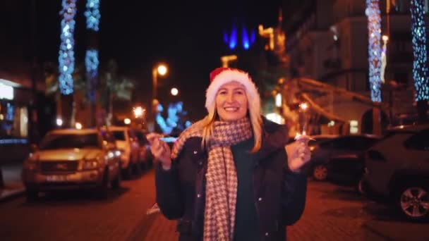 Woman Santa Claus Hat Walking Winter Night Street Decorated Garlands — Stock video