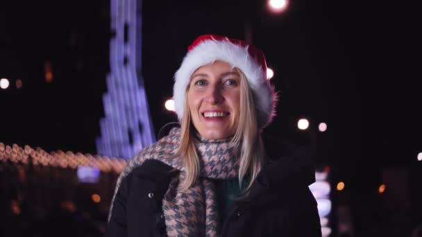 Portrait Woman Makeup Smiling Camera Playing Santa Hat Background City — Vídeo de Stock