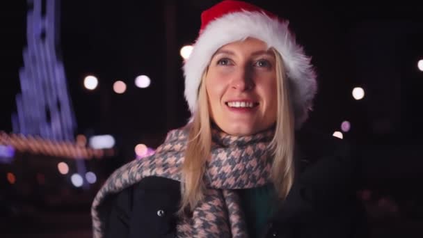 Close White Woman Chatting Her Smartphone Pretty Woman Santa Hat — Stockvideo