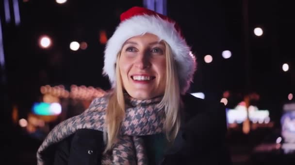 Detailní Záběr Mladé Krásné Ženy Zimním Oblečení Emocionálně Nádherně Mluví — Stock video