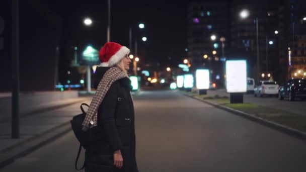 Hermosa Mujer Santa Claus Sombrero Camina Través Ciudad Cruza Carretera — Vídeos de Stock