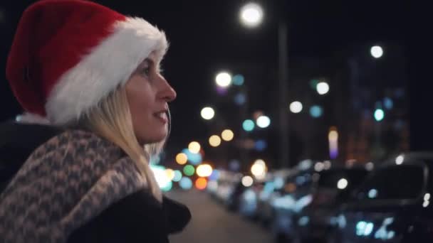 Beautiful Woman Santa Claus Hat Walks City Crosses Road Winter — Stockvideo