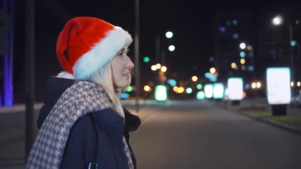 Beautiful Woman Santa Claus Hat Walks City Crosses Road Winter — Stockvideo