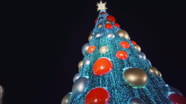 Árbol Navidad Verde Decorado Con Juguetes Bolas Colores Guirnaldas Eléctricas — Vídeo de stock