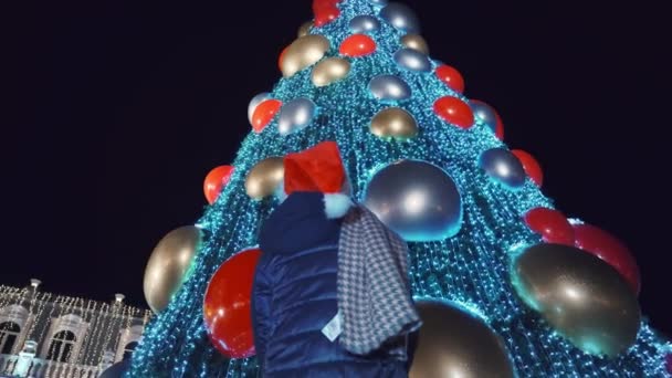 Woman Has Her Back Camera She Looks Tall City Christmas — Video