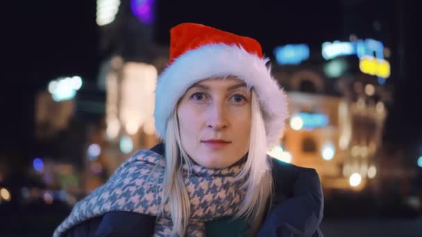 Young Beautiful Caucasian Blonde Looks Camera Street Night City Wearing — Vídeo de Stock