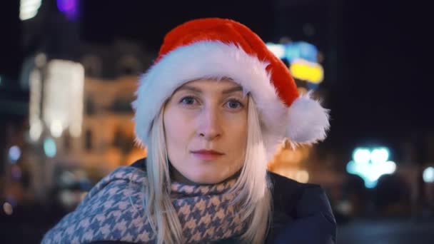 Молодая Красивая Кавказская Блондинка Смотрит Камеру Улице Ночного Города Шляпе — стоковое видео