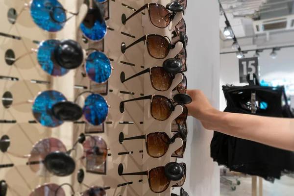 Woman Hand Chooses Sunglasses Shopping Mall Store — Stockfoto
