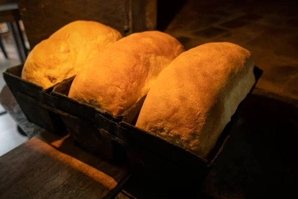 Крупный План Деревянной Лопате Свежеиспеченного Хлеба Металлических Формах Традиционной Кирпичной — стоковое фото
