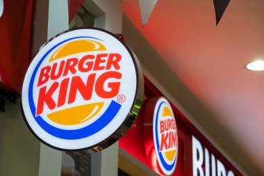 Batumi, Georgia - 31 Mayıs 2022: Alışveriş merkezindeki Burger King logosunun yakın çekimi. Burger King, hamburgerleri olan bir fast food restoran zinciri..