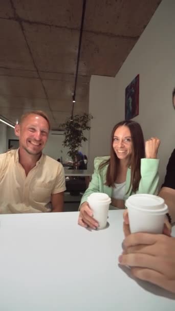 Μια Ομάδα Φίλων Συνομιλούν Στο Καφέ Στο Πανεπιστήμιο Γελώντας Μαζί — Αρχείο Βίντεο