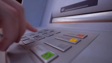Kamuya açık ya da halka açık bir yerdeki ATM 'nin pin koduna tıklayarak. Maaş veya emekli maaşı alan kişi. Kredi kartı ve ATM. Parasal ve finansal istikrar kavramı