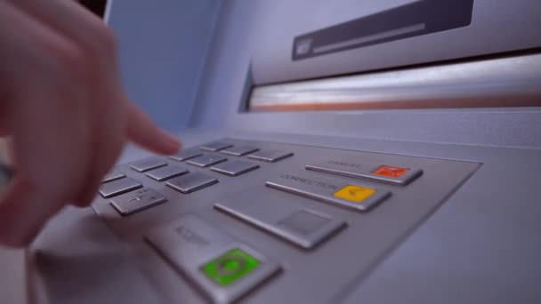 Close Pessoa Clicando Código Pin Atm Local Público Público Pessoa — Vídeo de Stock