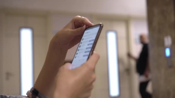 Women Hands Hold Smartphone Scroll Ribbon App Background Room Man — Stockvideo