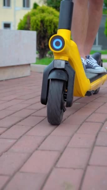 Close Men Feet Sneakers Riding Streets City Park Electric Scooter — Stockvideo