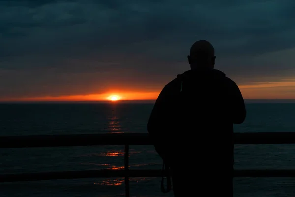 Rear View Silhouette Man Standing Pier Enjoying Stunning Sunset Setting — Stock Photo, Image