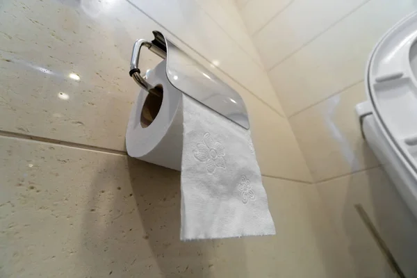 Nahaufnahme Einer Rolle Toilettenpapier Die Einer Hellen Wand Der Toilette — Stockfoto