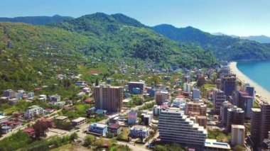 Gürcistan 'ın güneyinde, Karadeniz kıyısında, dağ manzaralı ve Türkiye sınırına yakın bir bölgede bulunan Gürcistan Gonio' da, köyde veya yerleşim bölgesinde insansız hava araçlarından panoramik hava manzarası.