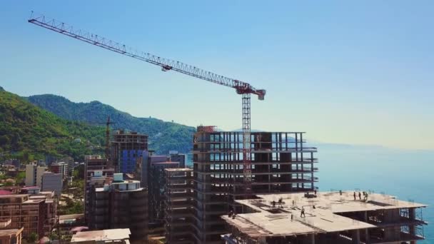 Pohled Staveniště Vícepodlažní Budovy Výstavbě Pozadí Moře Hor Slunečného Letního — Stock video