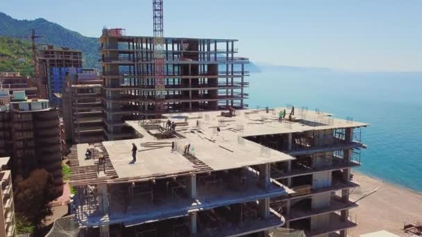 Drone Uitzicht Bouwplaats Meerdere Verdiepingen Tellende Gebouwen Aanbouw Tegen Achtergrond — Stockvideo