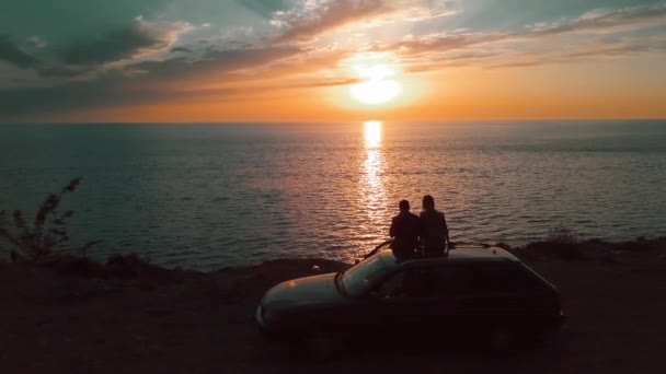 Shooting Two People Love Couple Sits Roof Car Watch Sunset — ストック動画
