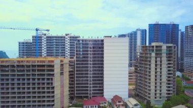 Çok katlı binaların, yaz günü inşaat vinçlerinin insansız hava aracı görüntüsü, Batumi, Georgia
