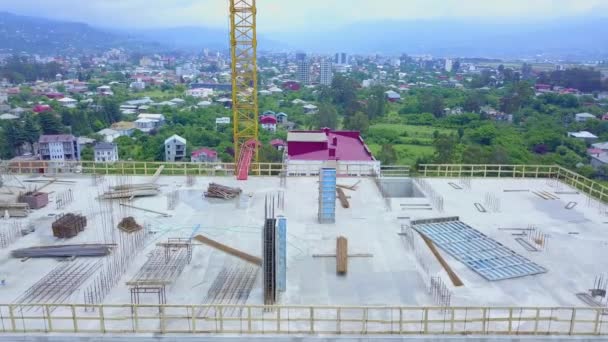 Pohled Vícepodlažní Budovu Výstavbě Věžovým Jeřábem Pozadí Hor Letního Dne — Stock video