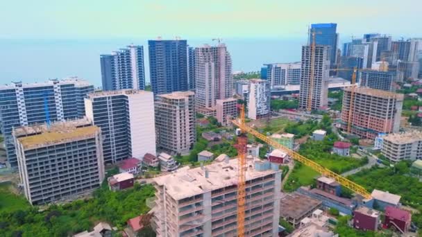 Drone Uitzicht Bouwplaats Meerdere Verdiepingen Tellende Gebouwen Aanbouw Tegen Achtergrond — Stockvideo