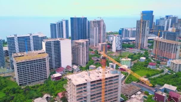 Drone Uitzicht Een Meerverdiepingen Tellend Gebouw Aanbouw Met Een Torenkraan — Stockvideo