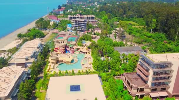 Krásný Výhled Dronu Aquaparku Bazén Hotelové Hřiště Slunečného Dne — Stock video