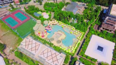 Su parkındaki İHA 'dan güzel manzara, yüzme havuzu, güneşli bir günde otel sahaları.