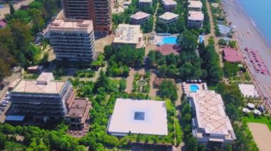 Güneşli bir günde, otelin bahçesindeki deniz kenarındaki İHA 'dan güzel bir manzara