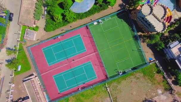 Drohnenblick Auf Den Tennisplatz Fußballplatz Auf Dem Hotelgelände Mit Wasserpark — Stockvideo