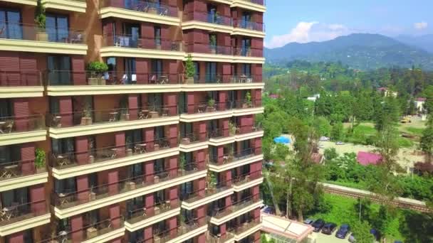 Close View Drone Beautiful Modern Hotel Sunny Day Backdrop Mountains — Wideo stockowe