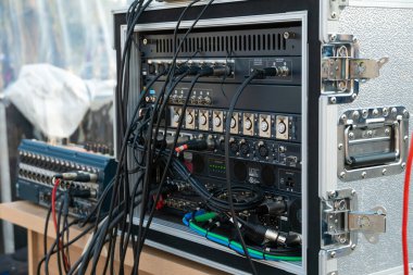 Canlı bir gösteride ses yılanı ve sahne kutusunu xlr kablosu ve kriko ile kapatın