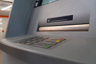 Modern bir ATM 'nin alışveriş merkezindeki görüntüsüne yakın çekim. Seçici odak