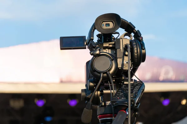 Professional Digital Video Camera Shoots Video Outdoors Sunny Day Rear — Foto de Stock