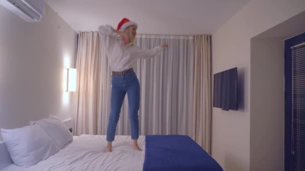 Jonge Mooie Slanke Blanke Vrouw Santa Claus Hoed Dansen Muziek — Stockvideo