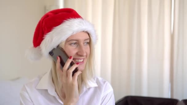 Smiling Young Beautiful Girl Talking Phone Santa Hat She Going — ストック動画