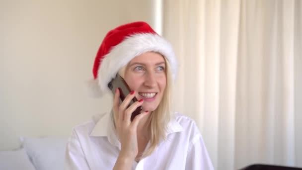 Smiling Young Beautiful Girl Talking Phone Santa Hat She Going — Vídeo de Stock