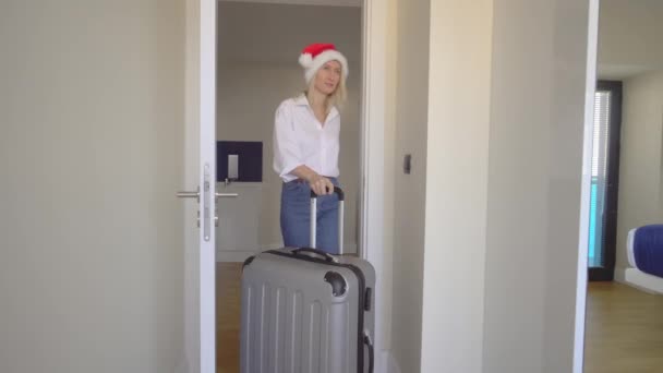 Young Sexy Blonde Santa Claus Hat Christmas Tourist Enters Apartment — Stok video