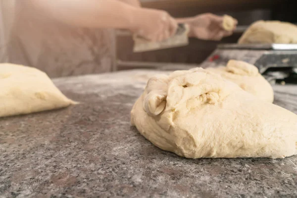 Close Elastic Raw Dough Table Sprinkled Flour Background Man Cook — Stockfoto