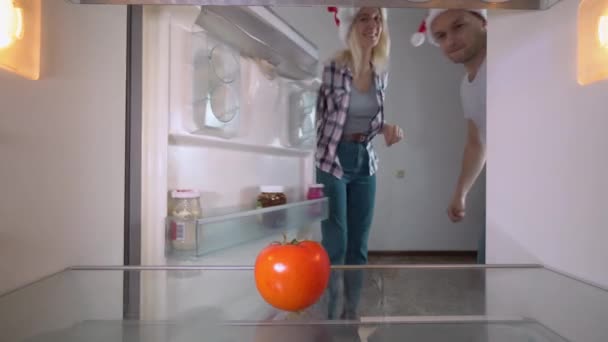 Young Beautiful Woman Man Santa Claus Hat Open Empty Refrigerator — Videoclip de stoc