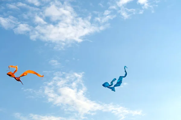 Оранжевый Синий Воздушные Змеи Фоне Голубого Неба Облаками — стоковое фото
