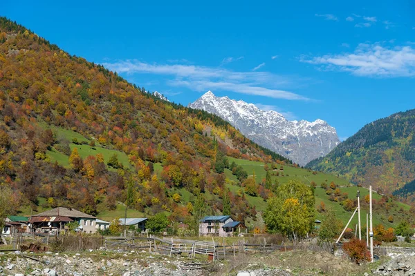 Krásný Výhled Vesnici Mestia Slunečného Podzimního Dne Nádherná Horská Krajina — Stock fotografie