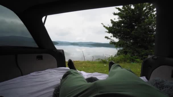 Man Sits Trunk Car Looks Lake Mountains Beautiful Landscape View — ストック動画