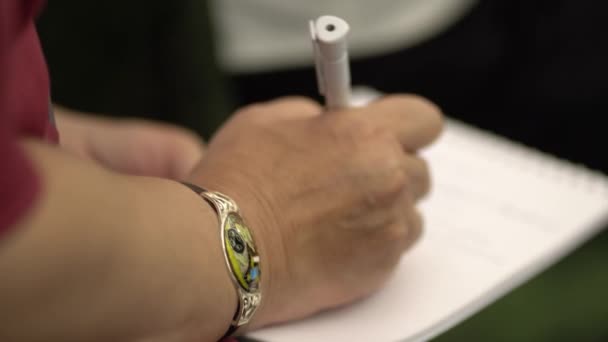 Крупним Планом Вид Руки Людини Пише Блокноті Тримає Ручку Робить — стокове відео