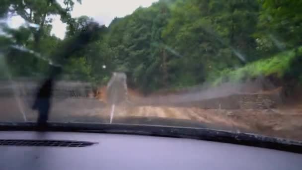 Car Moving Road Washed Out Rains Camera Shoots Cabin Mountain — Vídeo de Stock