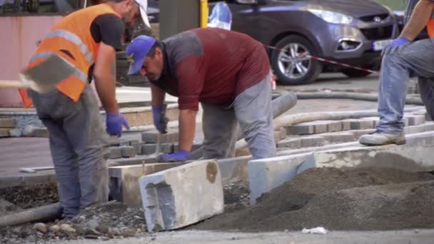 Батуми Грузия Июля 2022 Года Мастера Строители Перчатках Прокладывают Тротуар — стоковое видео