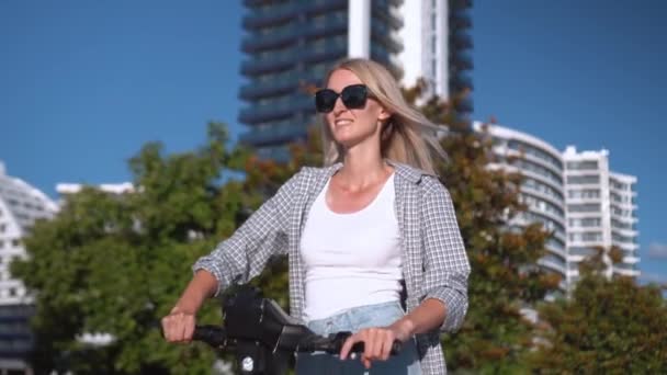 Young Beautiful Girl Rides Electric Scooter Summer Street Background City — Stock videók